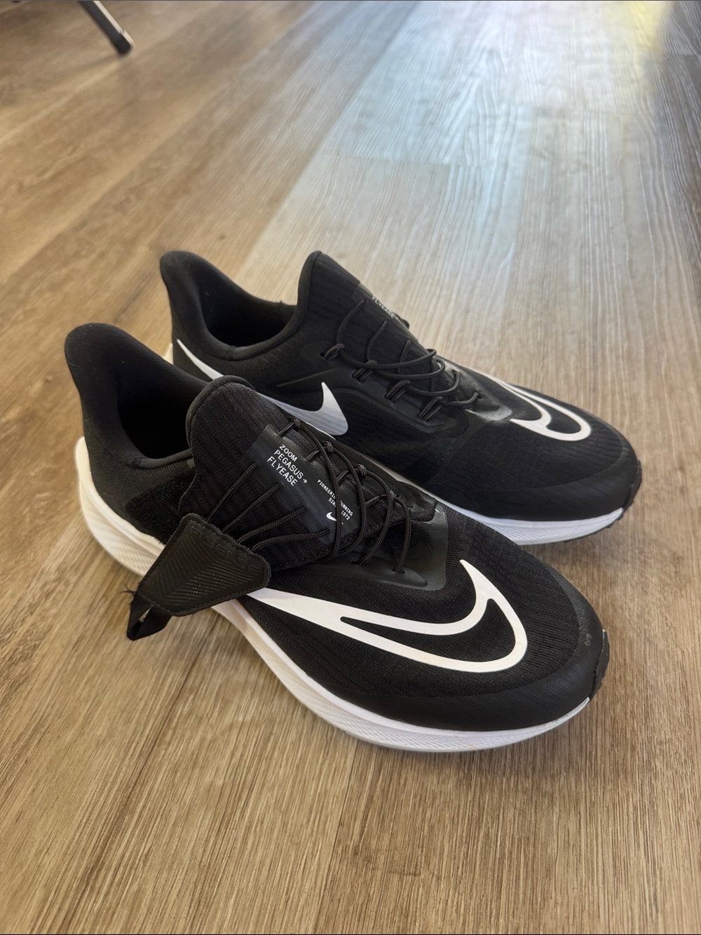 Nike Men's Black & White Athletic Sneakers
